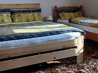 Ložnice V472 manželská postel + 2 postele - pronájem chalupy Hrachoviště u Třeboně
