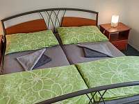 apartmán horní, ložnice, postel - chalupa k pronájmu Hamr - Kosky