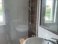 Chalupa Pasečná koupelna s bezbariérovým sprchovým prostorem - 