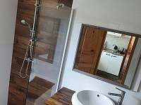 Chalupa Pasečná koupelna s bezbariérovým sprchovým prostorem - pronájem 