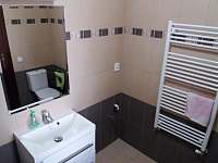 Koupelna s vanou 4lůžkového pokoje - apartmán k pronajmutí Lipanovice