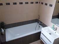 Koupelna s vanou 4lůžkového pokoje - apartmán k pronájmu Lipanovice