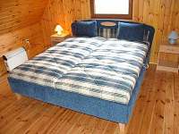 Manželská postel ložnice - chata k pronájmu Lhota Samoty