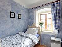 Modrá ložnice v přízemí Vejměnku - Polžov