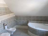 Koupelna v patře. - chalupa k pronajmutí Chlum u Třeboně
