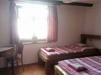 Červený pokoj - postele - apartmán ubytování Dunajovice