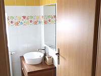 Apartmány Dlouhá louka: koupelna Levandule s umyvadlem, sprchou a toaletou - k pronájmu Trhové Sviny - Rejta