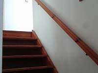 schody do patra - pronájem chalupy Artolec u Nové Bystřice