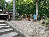 Dětské hřiště u nedaleké restaurace - pronájem chaty Roštín
