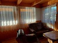 Chata Loučky - obývací místnost - k pronajmutí Bítov