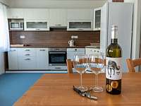 Kuchyň + obývací pokoj - rekreační dům k pronájmu Mikulov na Moravě