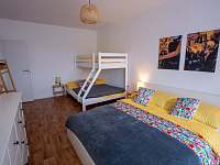 Ložnice 2 s manželskou postelí, patrovou 2 + 1 postelí a balkonem - rekreační dům k pronájmu Starovice