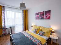 Ložnice 3 s manželskou postelí, balkonem a výhledem na mandloňové sady - rekreační dům k pronájmu Starovice