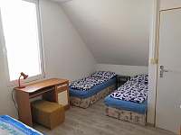 Chata Rorýs, čtyřlůžkový pokoj s manželskou postelí a dvěma samost. postelemi - Přítluky - Nové Mlýny