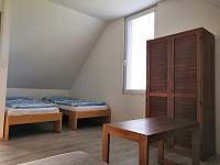 Chata Rorýs, dvoulůžkový pokoj s rohovou sedačkou (2), patro - k pronajmutí Přítluky - Nové Mlýny