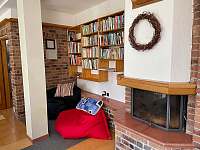 Knihovna s krbem v obývacím pokoji - rekreační dům k pronájmu Střílky