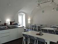 PIVOVAR společenská místnost s kuchyňským koutem - chalupa k pronájmu Mikulovice u Znojma