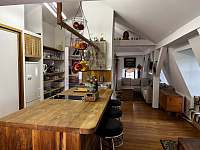 kuchyňská část, průhled do zadní části - Romantické podkroví u Znojma - apartmán k pronajmutí Popice
