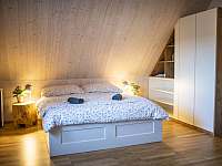 Ložnice - manželská postel - chalupa ubytování Drnholec