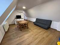 Dobšice - Apartmán č.3 - obývací místnost se sedačkou - rekreační dům k pronájmu