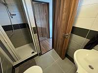 Koupelna v podkroví (WC a sprchový kout) - Březí