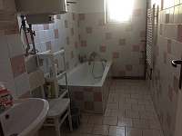 Koupelna v přízemí - chalupa k pronajmutí Sedlec u Mikulova