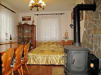 Obývací pokoj s manželskou postelí - chata k pronajmutí Starý Hrozenkov