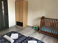 dětská postýlka v samostatné ložnici - apartmán k pronájmu Velké Bílovice