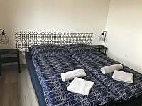 samostatná ložnice pro 2osoby a postýlku /postele možno mít u sebe i zvlášť/