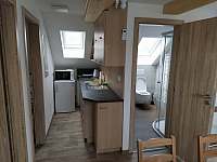 kuchyňka + dveře do koupelny - apartmán ubytování Velké Bílovice