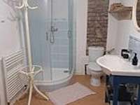 Koupelna se sprchovým koutem, umyvadlem a toaletou - rekreační dům k pronajmutí Mikulov