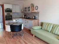 Obývací místnost s kuchyní - apartmán k pronajmutí Bavory