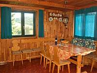 Obývací pokoj s jídelnou - chata k pronajmutí Pozlovice