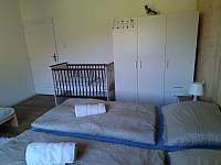 Chalupa u Martina, třílůžková ložnice s manželskou postelí s možností postýlky - Vápenice