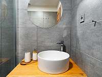 Umývadlo v koupelně v Nevinném sklepě - ubytování Nový Šaldorf