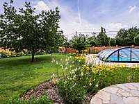 zahrada s pergolou a bazénem - Krumvíř