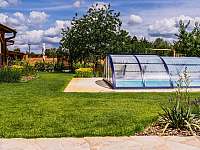 zahrada s pergolou a bazénem - Krumvíř