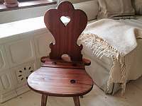 Stará opravená židle z červeného dřeva - chalupa ubytování Boleradice