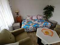 Rozkládací postel v obývacím pokoji - chata ubytování Kuřim