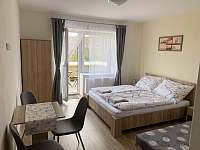 Pokoj s manželskou postelí a přistýlkou - chalupa ubytování Tvořihráz