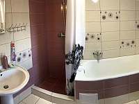 Koupelna s vanou a sprchovým koutem - chalupa k pronajmutí Bítov