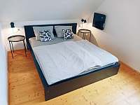 Manželská postel ložnice - pronájem chaty Popice u Znojma