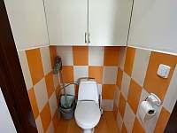 Samostatné WC v koupelně - chata k pronájmu Vlčnov