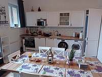 Přízemí - společenská místnost s kuchyní - chalupa ubytování Drnholec