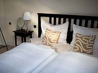 Detail manželské postele v černém pokoji pro 2 - pronájem chalupy Prušánky - Nechory