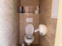 samostatné wc - chata k pronajmutí Strachotín