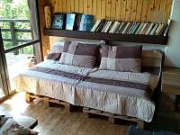 obývací pokoj s terasou - chata ubytování Chvalatice