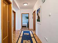 chodba od schodiště - apartmán k pronájmu Lednice na Moravě