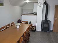společenská místnost s kuchyní - chalupa ubytování Čejkovice