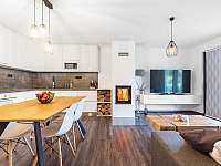 Obývací pokoj s kuchyňským koutem - pronájem rekreačního domu Popůvky